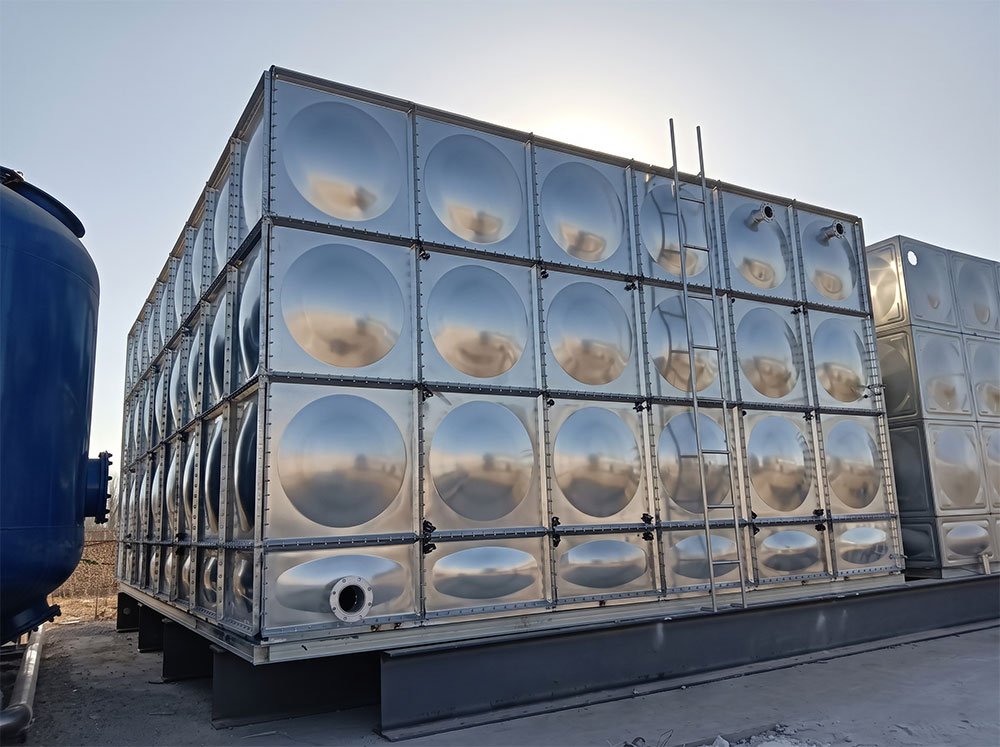 Hot-dip galvanized water tank for a decorative materials factory